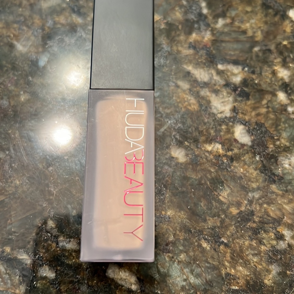 Huda beauty -Concealer in color Honey 1.7 faux-filter concealer. #hudabeauty